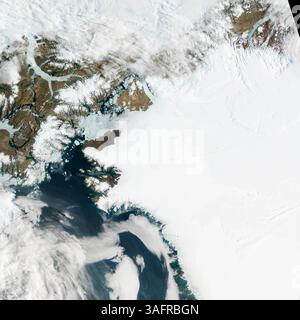 19 luglio 2012 - Ghiacciaio Petermann, Groenlandia - il Ghiacciaio Petermann macina e scivola verso il mare lungo la costa nord-occidentale della Groenlandia, terminando in una gigantesca lingua di ghiaccio galleggiante. Come altri ghiacciai che terminano nell'oceano, Petermann allontana periodicamente gli iceberg. Un enorme iceberg, o isola di ghiaccio, si ruppe al largo del ghiacciaio Petermann nel 2010. Quasi due anni dopo, un altro pezzo di ghiaccio si è liberato. Il 17 luglio, Aqua spiò un'apertura più ampia tra il ghiacciaio e l'iceberg, così come una rottura del ghiaccio più sottile a valle. L'iceberg sembra aver fatto un leggero contatore Foto Stock