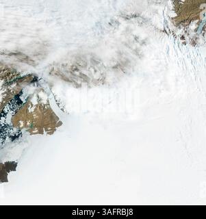 19 luglio 2012 - Ghiacciaio Petermann, Groenlandia - il Ghiacciaio Petermann macina e scivola verso il mare lungo la costa nord-occidentale della Groenlandia, terminando in una gigantesca lingua di ghiaccio galleggiante. Come altri ghiacciai che terminano nell'oceano, Petermann allontana periodicamente gli iceberg. Un enorme iceberg, o isola di ghiaccio, si ruppe al largo del ghiacciaio Petermann nel 2010. Quasi due anni dopo, un altro pezzo di ghiaccio si è liberato. Il 17 luglio, Aqua spiò un'apertura più ampia tra il ghiacciaio e l'iceberg, così come una rottura del ghiaccio più sottile a valle. L'iceberg sembra aver fatto un leggero contatore Foto Stock