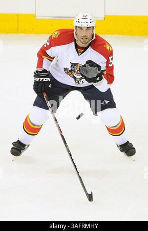 21 marzo 2012: Il difensore dei Florida Panthers Jason Garrison n. 52 in azione durante la partita NHL tra Carolina Hurricanes e Florida Panthers alla PNC Arena di Raleigh, NC. (Immagine di credito: © Evan Pike/Cal Sport Media/ZUMAPRESS.com) Foto Stock
