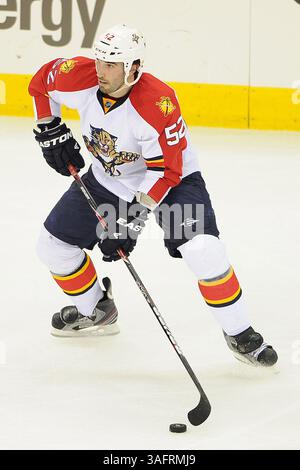 21 marzo 2012: Il difensore dei Florida Panthers Jason Garrison n. 52 in azione durante la partita NHL tra Carolina Hurricanes e Florida Panthers alla PNC Arena di Raleigh, NC. (Immagine di credito: © Evan Pike/Cal Sport Media/ZUMAPRESS.com) Foto Stock