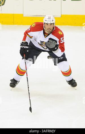 21 marzo 2012: Il difensore dei Florida Panthers Jason Garrison n. 52 in azione durante la partita NHL tra Carolina Hurricanes e Florida Panthers alla PNC Arena di Raleigh, NC. (Immagine di credito: © Evan Pike/Cal Sport Media/ZUMAPRESS.com) Foto Stock