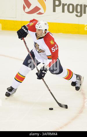 21 marzo 2012: Il difensore dei Florida Panthers Jason Garrison n. 52 in azione durante la partita NHL tra Carolina Hurricanes e Florida Panthers alla PNC Arena di Raleigh, NC. (Immagine di credito: © Evan Pike/Cal Sport Media/ZUMAPRESS.com) Foto Stock