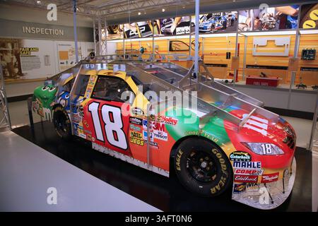 4 maggio 2010 - Charlotte, North Carolina, Stati Uniti - all'interno dei tre piani continui della Nascar Hall of Fame, gli appassionati di corse potranno godere di un'esperienza interattiva di storia e corse automobilistiche. L'inaugurazione della Hall of Fame è prevista per l'11 maggio. I fan possono vedere lo skyline di Charlotte mentre vedono le diverse stock car di epoche diverse, mentre le banche intorno all'interno dell'edificio aumentano. Uno dei display mostra le ventole i diversi modelli utilizzati nella progettazione e nell'ispezione delle vetture. (Immagine di credito: © Jim Dedmon/ZUMApress.com) Foto Stock