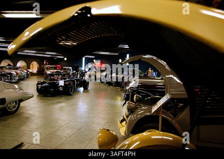 3- DIDASCALIA: (St. Pete 06/29/2006). Con il cofano aperto di un'auto francese chiamata Citroen Sahara, in primo piano, varie auto sono in mostra al Tampa Bay Automobile Museum, 3301 Gateway Centre Avenue, nel Pinellas Park Thursday (immagine di credito: St Petersburg Times/ZUMAPRESS.com) Foto Stock