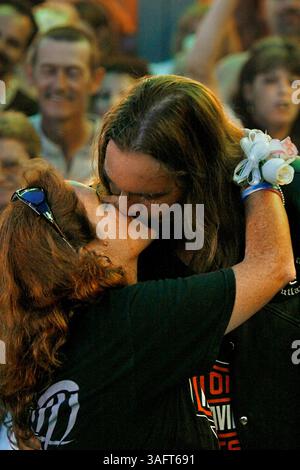 A CAUSA DELLE DIMENSIONI E/O DELLA QUALITÀ SCADENTI DEL FILE, QUESTA FOTO NON DEVE ESSERE VISUALIZZATA CON DIMENSIONI SUPERIORI A 1 1/2 COLONNE NON RITAGLIATE.**.DIDASCALIA: (CLEARWATER 7/26/2006) . Jean Orton (cq), il suo cognome da nubile era Flanagan (cq), a sinistra, 51, bacia il suo nuovo marito Bob Orton (cq), 42, entrambi in vacanza, durante Quaker Steak & Lube Wednesday Night Wedding Bike Night, al Quaker Steak & Lube, a Clearwater, Flag., mercoledì, 26 luglio, 2006. le due erano una delle 9 coppie ad essere sposate per la prima volta. Inoltre, 250 coppie hanno rinnovato i loro voti matrimoniali. Oltre 4.500 persone sono venute a partecipare e 3.300 motociclette erano presenti. (Credito IM Foto Stock