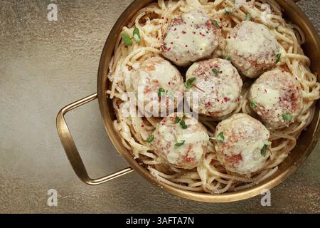 Spaghetti con polpette di pollo, con salsa alla panna e parmigiano, decorati con microgreen, fatti in casa, nessuno Foto Stock