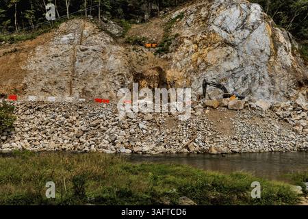 Cheongyang-gun, Corea del Sud. 2 ottobre 2020: Retroescavatore parcheggiato di fronte alla parete di granito accanto al fiume Foto Stock