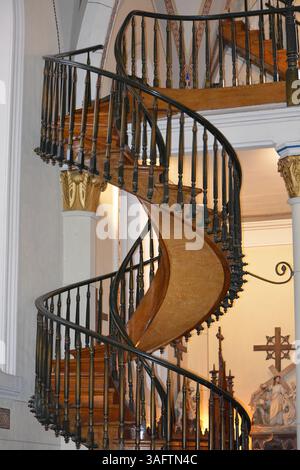 Tre misteri circondano la scala a chiocciola della Cappella Loretto Foto Stock