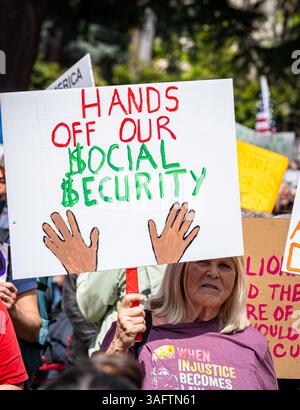 Una donna più anziana ha un segnale sulla sicurezza sociale durante la protesta del 50501 sul Campidoglio. Foto Stock