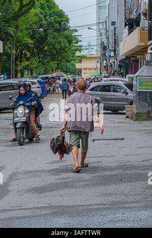Balikpapan, Indonesia - 30 marzo 2025. sta andando a piedi al mercato tradizionale più vicino. Foto Stock