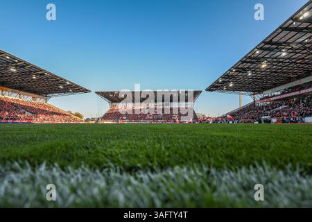 Essen, Germania. 6 aprile 2025. 3) Liga - Rot Weiss Essen - FC Hansa Rostock am 06.04.2025 im Stadion an der Hafenstraße in Essen Stadion an der Hafenstraße foto: Osnapix/Marcus Hirnschal le normative DFB vietano qualsiasi uso di fotografie come sequenze di immagini e/o quasi-video crediti: dpa/Alamy Live News Foto Stock