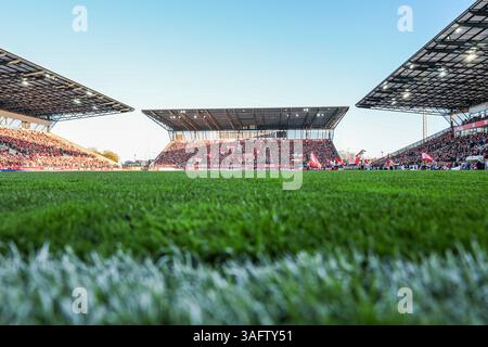 Essen, Germania. 6 aprile 2025. 3) Liga - Rot Weiss Essen - FC Hansa Rostock am 06.04.2025 im Stadion an der Hafenstraße in Essen Stadion an der Hafenstraße foto: Osnapix/Marcus Hirnschal le normative DFB vietano qualsiasi uso di fotografie come sequenze di immagini e/o quasi-video crediti: dpa/Alamy Live News Foto Stock