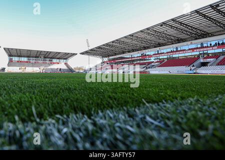 Essen, Germania. 6 aprile 2025. 3) Liga - Rot Weiss Essen - FC Hansa Rostock am 06.04.2025 im Stadion an der Hafenstraße in Essen Stadion an der Hafenstraße foto: Osnapix/Marcus Hirnschal le normative DFB vietano qualsiasi uso di fotografie come sequenze di immagini e/o quasi-video crediti: dpa/Alamy Live News Foto Stock