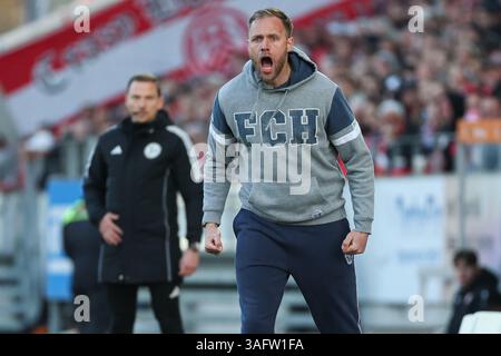 Essen, Germania. 6 aprile 2025. 3) Liga - Rot Weiss Essen - FC Hansa Rostock am 06.04.2025 im Stadion an der Hafenstraße in Essen Trainer Daniel Brinkmann (Rostock) schreit foto: Osnapix/Marcus Hirnschal DFB regolamenti vietano qualsiasi uso di fotografie come sequenze di immagini e/o quasi-video crediti: dpa/Alamy Live News Foto Stock