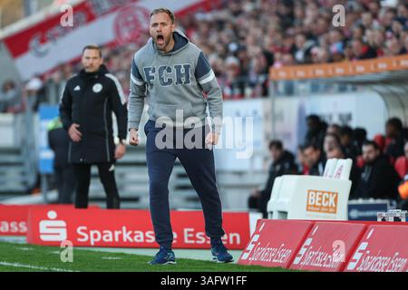 Essen, Germania. 6 aprile 2025. 3) Liga - Rot Weiss Essen - FC Hansa Rostock am 06.04.2025 im Stadion an der Hafenstraße in Essen Trainer Daniel Brinkmann (Rostock) schreit foto: Osnapix/Marcus Hirnschal DFB regolamenti vietano qualsiasi uso di fotografie come sequenze di immagini e/o quasi-video crediti: dpa/Alamy Live News Foto Stock