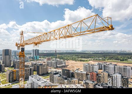 gru a torre gialla nel cantiere. vista grandangolare. vista aerea dal drone volante. Foto Stock