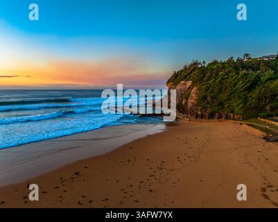 Aerial Sunrise Seascape con onde a Bilgola Beach sulle spiagge settentrionali di Sydney, NSW, Australia. Foto Stock