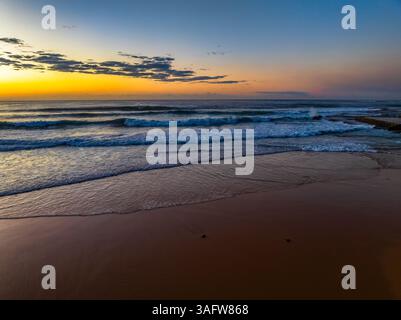 Aerial Sunrise Seascape con onde a Bilgola Beach sulle spiagge settentrionali di Sydney, NSW, Australia. Foto Stock