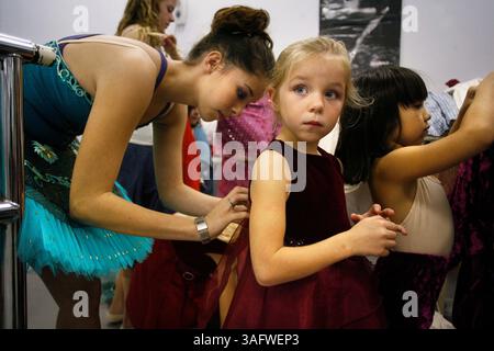 DIDASCALIA: (Safety Harbor 11/29/2006) . Foto n. 5). Amber Long, 14 anni, aiuta Skylar Hopkins, 5 anni, come Noela Pereira, 6, si trova a destra, mentre le ragazze cambiano costumi durante una prova per lo schiaccianoci con il Florida Dance Centre che si esibirà sabato 2 dicembre e domenica 3 dicembre al CCC High. Quest'anno la musica e la danza rifletteranno uno Schiaccianoci contemporaneo, una combinazione di jazz, balletto, hip hop. (Immagine di credito: St Petersburg Times/ZUMAPRESS.com) Foto Stock