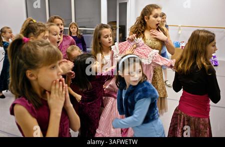 DIDASCALIA: (Safety Harbor 11/29/2006) . Foto n. 4). Alexandra Kirsch, 14 anni, torna a destra, prova al Florida Dance Centre for the Nutcracker che si esibirà sabato 2 dicembre e domenica 3 dicembre al CCC High. Quest'anno la musica e la danza rifletteranno uno Schiaccianoci contemporaneo, una combinazione di jazz, balletto, hip hop. (Immagine di credito: St Petersburg Times/ZUMAPRESS.com) Foto Stock