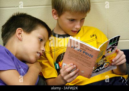 Clearwater 5/11/07)--2) Matthieu Cummings (cq), 8, Left, e Adam Oakes (cq), 8, Right, lessero un libro insieme nella classe di secondo grado di Leslie Spadola il venerdì mattina alla Belcher Elementary School. I due studenti sono in una classe che prende parte al progetto per sesso singolo della scuola. Mentre i dati raccolti fino ad oggi non mostrano alcuna differenza accademica significativa nei bambini nelle classi di genere singolo rispetto alle classi co-ed, i ricercatori USF che hanno tenuto traccia dicono che i bambini nell'esperimento di genere singolo, così come i loro genitori, si sono registrati più in alto in un sondaggio del servizio clienti. Lo dicono gli amministratori Foto Stock
