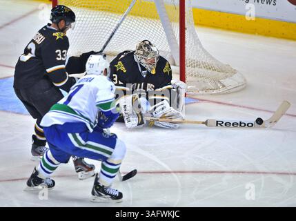 22 marzo 2012 . Il portiere dei Dallas Stars Kari Lehtonen (32) si tuffa per un puck libero.durante una partita tra i Vancouver Canucks e i Dallas Stars all'American Airlines Center di Dallas Texas..i Canucks vincono 2-1.(Credit Image: © Manny Flores/Cal Sport Media/ZUMAPRESS.com) Foto Stock