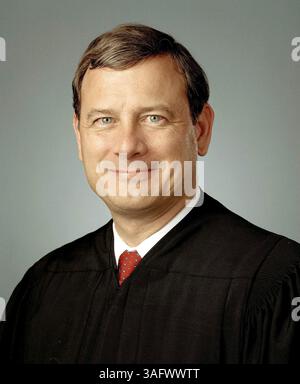 28 giugno 2012 - Washington, Distretto di Columbia, Stati Uniti - il giudice capo John G. Roberts Jr. Ha sorpreso molti schierandosi con i liberali per sostenere la legge sanitaria del presidente Obama. NELLA FOTO: Washington, District of Columbia, Stati Uniti - questa foto non datata fornita dalla Corte d'appello degli Stati Uniti per il circuito del Distretto di Columbia mostra il giudice JOHN G. ROBERTS, JR. Roberts è candidato alla Corte Suprema degli Stati Uniti. (Immagine di credito: © R. Strauss/ZUMAPRESS.com) Foto Stock