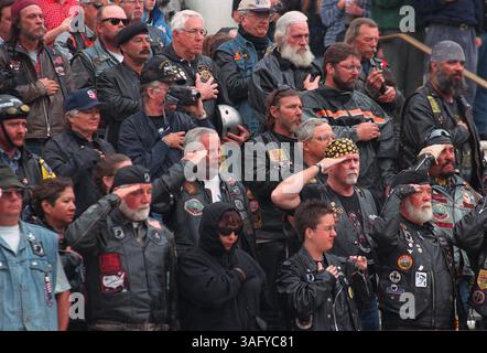 I motociclisti con il saluto ''Run for the Wall'' AS Taps si svolgono durante una cerimonia di posa delle ghirlande presso la Tomba dello sconosciuto al cimitero nazionale di Arlington sabato 27 maggio 2000. Più di 200 motociclisti hanno attraversato il paese dalla costa occidentale durante un viaggio di 10 giorni a Washington per onorare i veterani americani. (Immagine di credito: The Washington Times/ZUMAPRESS.com) Foto Stock