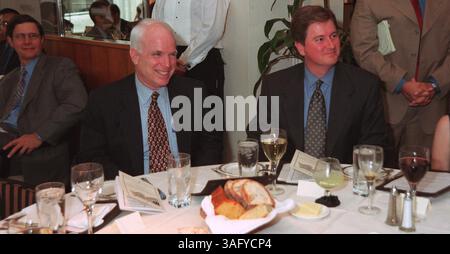 John McCain, ex candidato presidenziale repubblicano e candidato alla vicepresidenza, è sorridente alla raccolta fondi della Juvenile Diabetes Foundation al 701 Pennsylvania Avenue Restaurant, 13 giugno 2000. Nella foto è illustrato anche Robert Ferguson. (Immagine di credito: The Washington Times/ZUMAPRESS.com) Foto Stock