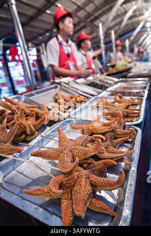 30 luglio 2012 - Pechino, Cina - venditore ambulante che vende cibi esotici al mercato notturno lungo il quartiere dello shopping di Wangfujing Street a Pechino, Cina (immagine di credito: © Richard Ellis/ZUMAPRESS.com) Foto Stock