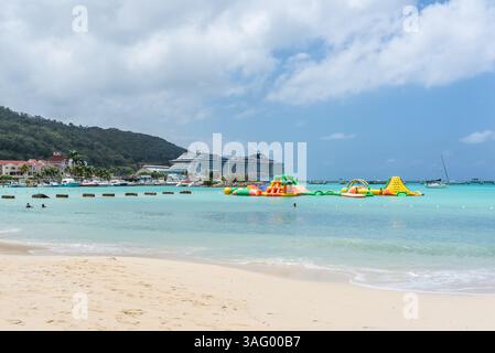 Ocho Rios, Giamaica - 9 aprile 2024: Vista panoramica di Turtle Beach con una nave da crociera sullo sfondo. Una popolare destinazione di vacanza a Ocho Rios, Jam Foto Stock