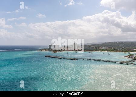 Ocho Rios, Giamaica - 9 aprile 2024: Vista della costa con Moon Palace Jamaica All Inclusive Resort. Destinazione per le vacanze in Giamaica. Foto Stock