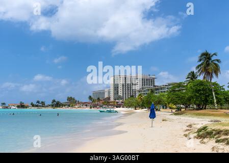 Ocho Rios, Giamaica - 9 aprile 2024: Vista di Turtle Beach e del Moon Palace. Destinazione per le vacanze a Ocho Rios, Giamaica. Foto Stock