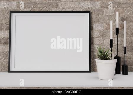 Uno spazio interno moderno è caratterizzato da una grande cornice vuota posizionata su un ripiano. A completare la cornice sono presenti eleganti candele e un piccolo vaso Foto Stock