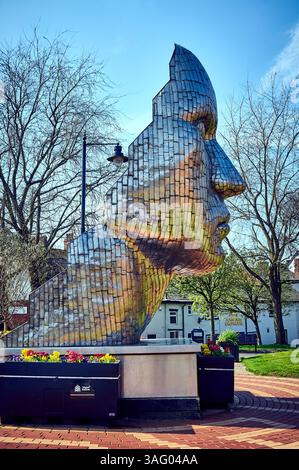 Il volto della statua di Wigan di Rick Kirby in Believe Square, nel centro di Wigan Foto Stock
