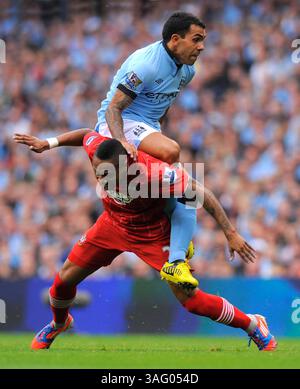 Carlos Tevez di Manchester City fa un giro su Nathaniel Clyne di Southampton. Manchester City contro Southampton nella partita di Premiership del Barclays all'Etihad Stadium, Manchester, Regno Unito il 19 agosto 2012..PIC Simon Bellis/SPORTIMAGE. (Immagine di credito: &Copy; Sportimage/Simon Bellis/Sportimage/Cal Sport Media)(immagine di credito: © Simon Bellis/Cal Sport Media/ZUMAPRESS.com) Foto Stock