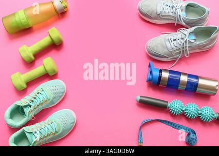 Telaio realizzato con sneakers e attrezzature sportive su sfondo rosa Foto Stock