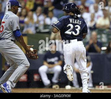 21 agosto 2012 - Milwaukee, WI, USA - le settimane di Rickie dei Milwaukee Brewers (23) attraversano il piatto e segnano su un campo selvaggio del lanciatore dei Chicago Cubs Alberto Cabrera nel sesto inning al Miller Park di Milwaukee, Wisconsin, martedì 21 agosto 2012. (Immagine di credito: © Rick Wood/Milwaukee Journal Sentinel/MCT/ZUMAPRESS.com) Foto Stock