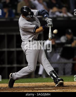 22 agosto 2012 - Chicago, il, USA - Derek Jeter dei New York Yankees batte un fuoricampo da solista contro Chris sale dei Chicago White Sox nel sesto inning all'US Cellular Field di Chicago, Illinois, mercoledì 22 agosto 2012. (Immagine di credito: © Scott Strazzante/Chicago Tribune/MCT/ZUMAPRESS.com) Foto Stock