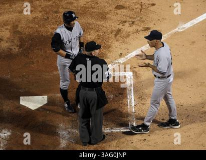 22 agosto 2012 - Chicago, il, USA - il manager dei New York Yankees Joe Girardi, destro, e Ichiro Suzuki, sinistro, discutono una chiamata con l'arbitro di casa Mike Muchlinski nel terzo inning contro i Chicago White Sox all'US Cellular Field di Chicago, Illinois, mercoledì 22 agosto 2012. (Immagine di credito: © Scott Strazzante/Chicago Tribune/MCT/ZUMAPRESS.com) Foto Stock