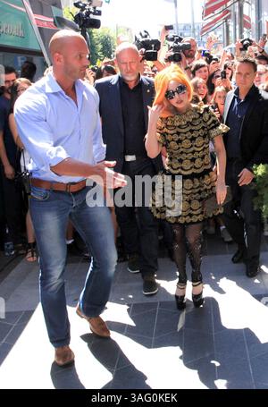15 agosto 2012 - Bucarest, Romania - WWW.ACEPIXS.COM . . . . . ..... . . . . SOLO VENDITE NEGLI STATI UNITI . . . . ..... 15 agosto 2012, Bucarest....Lady Gaga arrivo all'hotel Athenee Palace Hilton Bucharest il 15 agosto 2012 a Bucarest....Please byline: FAMOUS-ACE PICTURES... . . . . ....Ace Pictures, Inc: ..Tel: (212) 243-8787..e-mail: info@acepixs.com..web: http://www.acepixs.com (Credit Image: © Famous - Ace Pictures/Ace Pictures/ZUMAPRESS.com) Foto Stock