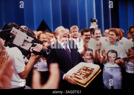 Einer wird gewinnen, alias EWG, ARD Quizsendung, Hans-Joachim Kulenkampff wird von seinem Team in Seiner letzten Sendung mit einer torte verabschiedet, 21. Novembre 1987. Foto Stock