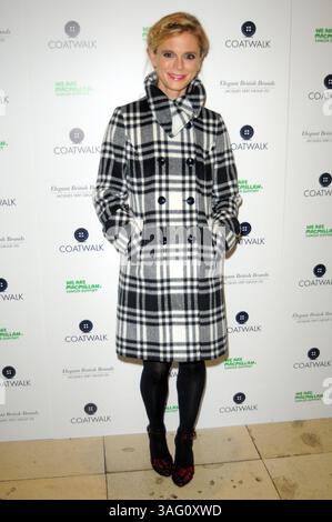 Emilia Fox partecipa al Coatwalk, ospitato dalla casa di moda britannica Jacques Vert, in aiuto del Macmillan Cancer Support Foto Stock