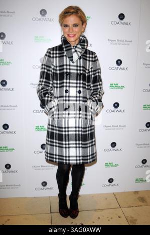 Emilia Fox partecipa al Coatwalk, ospitato dalla casa di moda britannica Jacques Vert, in aiuto del Macmillan Cancer Support Foto Stock
