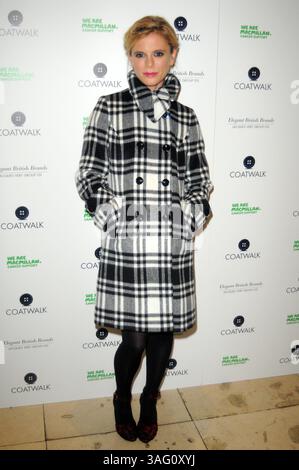 Emilia Fox partecipa al Coatwalk, ospitato dalla casa di moda britannica Jacques Vert, in aiuto del Macmillan Cancer Support Foto Stock