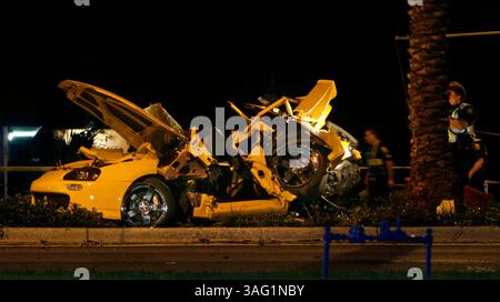 CLEARWATER 8/26/2007 ) Nick Bollea, 17 anni, noto anche come Nick Hogan, fu gravemente ferito in un incidente stradale intorno alle 19:30 a Clearwater. Lui e un altro passeggero furono estratti dalla sua auto e volarono con un elicottero di bayflite al Bayfront Medical Center. Hulk Hogan è venuto sulla scena. JIM DAMASKE | Times. (Immagine di credito: St Petersburg Times/ZUMAPRESS.com) Foto Stock