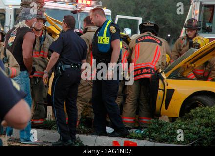 CLEARWATER 8/26/2007 ) Nick Bollea, 17 anni, noto anche come Nick Hogan, fu gravemente ferito in un incidente stradale intorno alle 19:30 a Clearwater. Lui e un altro passeggero furono estratti dalla sua auto e volarono con un elicottero di bayflite al Bayfront Medical Center. Hulk Hogan è venuto sulla scena. (Immagine di credito: St Petersburg Times/ZUMAPRESS.com) Foto Stock