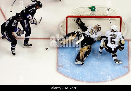 14- DIDASCALIA: (TAMPA 01/10/08).Tampa Bay Lightning Paul Ranger (54) e Mathieu Darche (21) tentano di mettere il puck in rete contro un ingegnoso portiere dei Pittsburgh Penguins Ty Conklin (35) e Darryl Sydor (5) (A) durante il secondo periodo di azione al St. Pete Times Forum di Tampa Thursday Evening (Credit Image: St Petersburg Times/ZUMAPRESS.com) Foto Stock