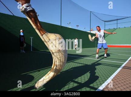 SOMMARIO DELLA STORIA: NEW JAI ALAI COURT 04/10/2008 1. La città di San Pietroburgo sta aprendo un nuovo campo amatoriale Jai Alai nel Jack Puryear Park, 5701 Lee Street ne. È il primo tribunale pubblico Jai Alai costruito negli Stati Uniti il gioco ha avuto origine nella contea basca della Spagna settentrionale quattro secoli fa. Fu giocato per la prima volta professionalmente negli Stati Uniti nel 1926 a Miami. In primo piano viene mostrato un cesta, la parola spagnola per cestino, un lungo cesto curvo che un giocatore usa per catturare e lanciare la palla durante la partita. SCOTT KEELER/ Times (immagine di credito: St Petersburg Times/ZUMAPRESS.com) Foto Stock
