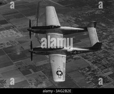 Trasportando un pilota e un co-pilota, il P-82 Twin Mustang della North American Aviation riduce al minimo il problema della fatica del pilota nelle missioni a lungo raggio. Un pilota automatico è installato nel cockpit del pilota sulla sinistra. 4 febbraio 1946. (Foto di North American Aviation, Inc.) Foto Stock
